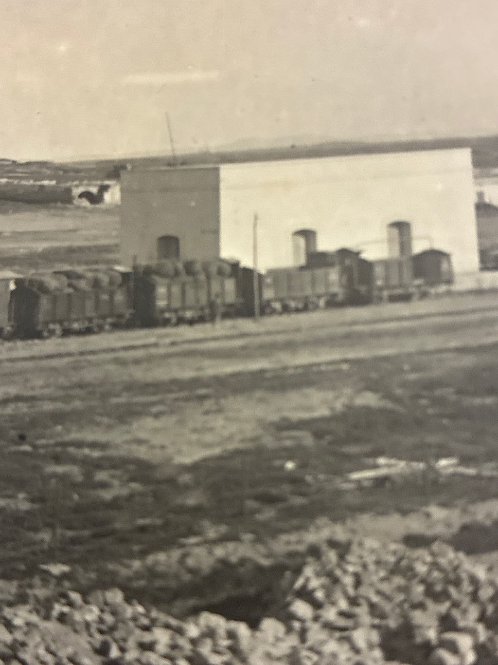 Cartolina postale italiana d'epoca coloniale con veduta dello scalo ferroviario e dei vagoni cisterna della ferrovia di Azizia in Libia
