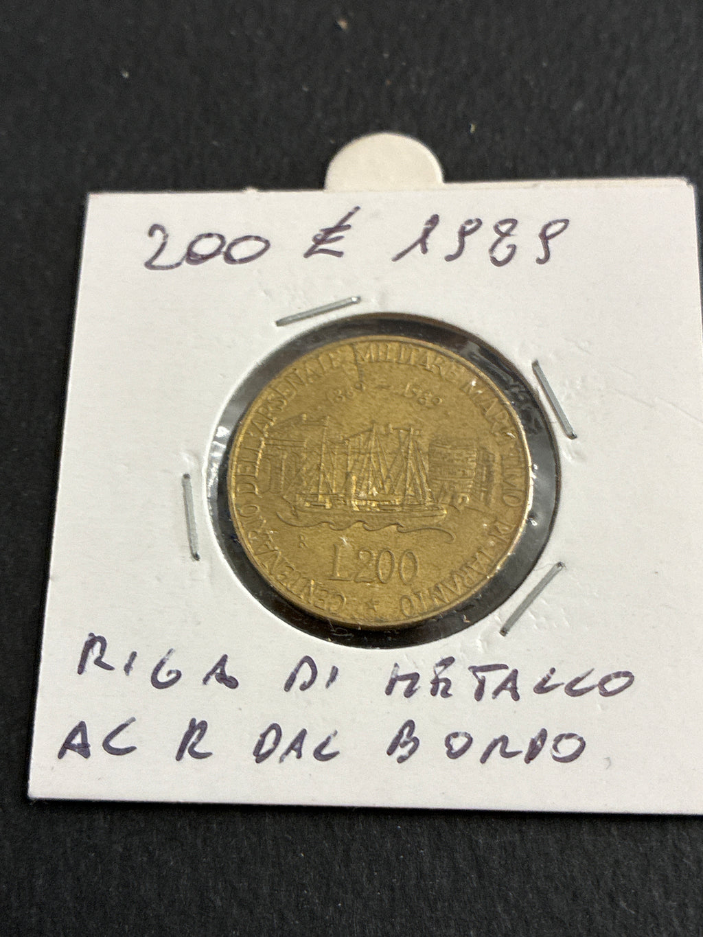 200 Lire 1989 Repubblica Italiana Arsenale di Taranto con errore di conio riga di metallo dal bordo al rovescio