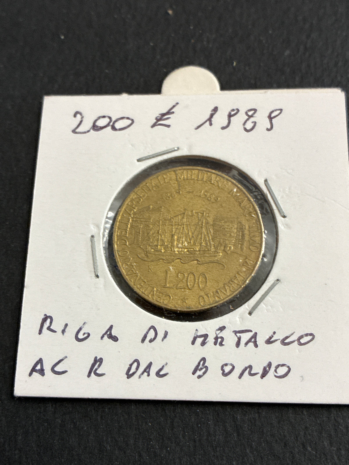 200 Lire 1989 Repubblica Italiana Arsenale di Taranto con errore di conio riga di metallo dal bordo al rovescio