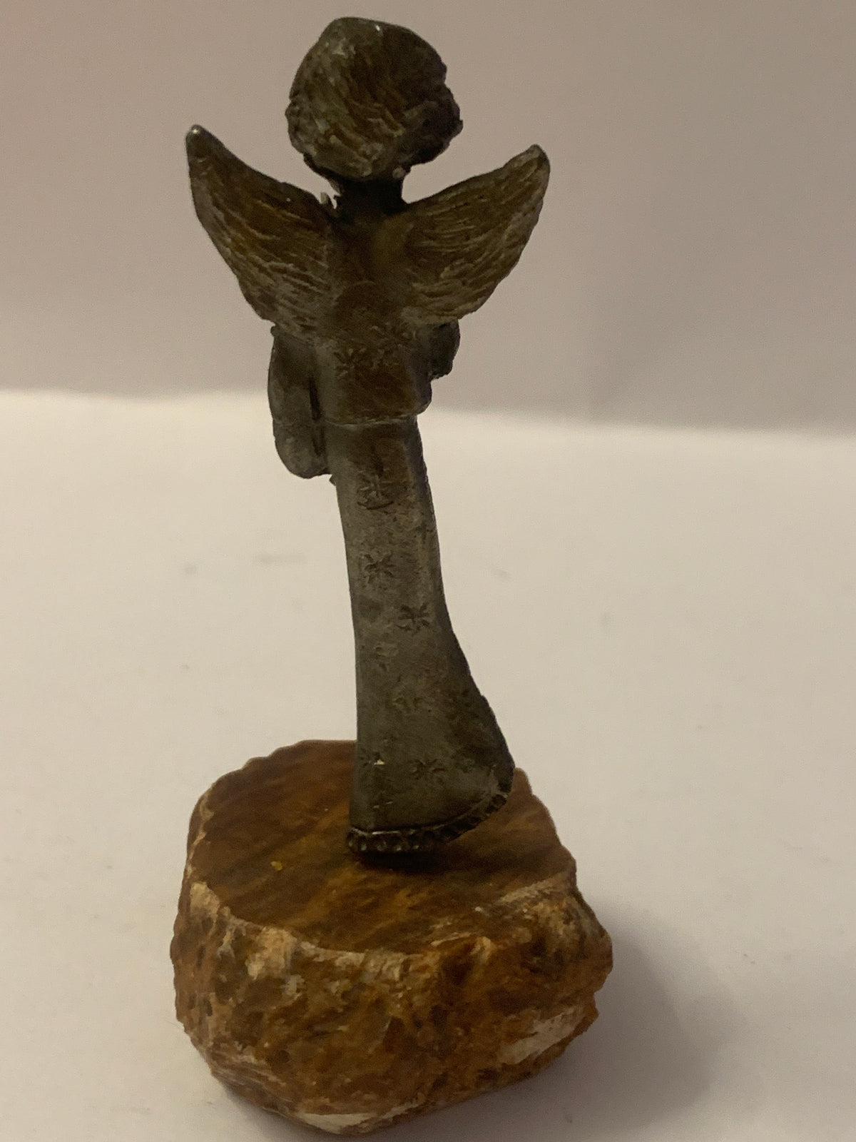 Statuetta in Metallo di Angelo Musico su Base di Geode Naturale