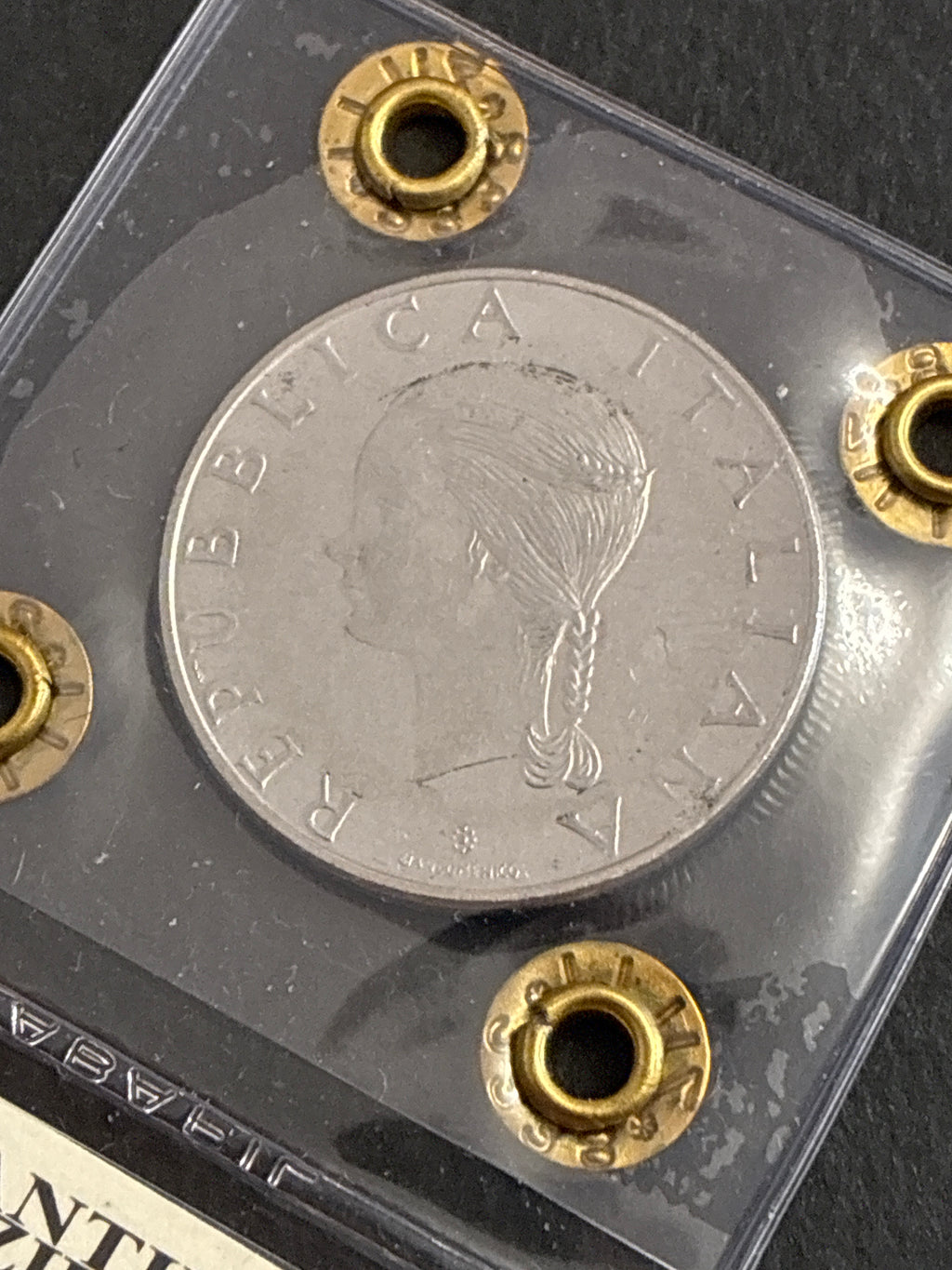 Moneta periziata da 100 Lire 1979 FAO - Variante con errore di conio "Riga di metallo in rilievo verticale" - Grado SPL / NC