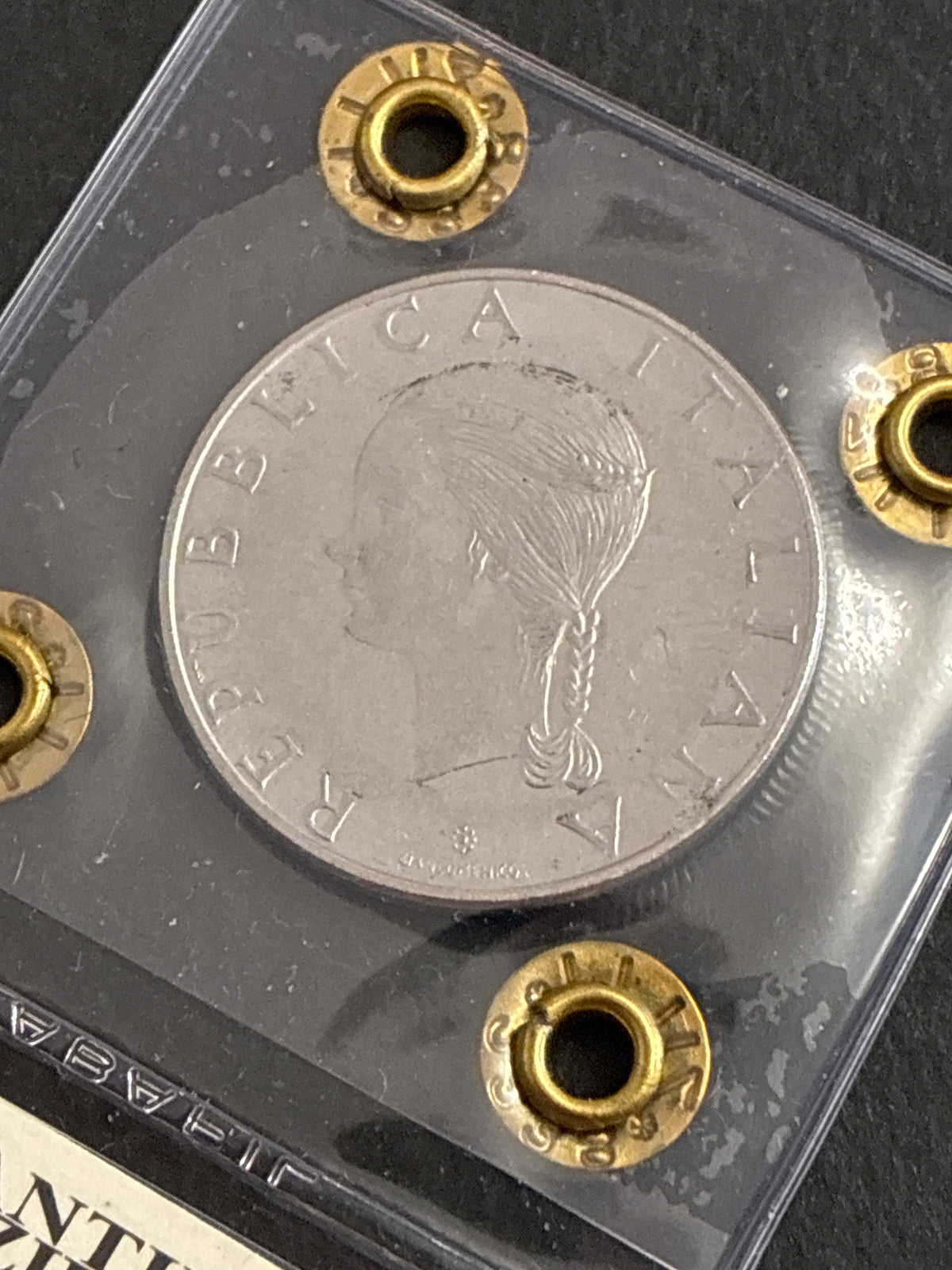 Moneta periziata da 100 Lire 1979 FAO - Variante con errore di conio "Riga di metallo in rilievo verticale" - Grado SPL / NC