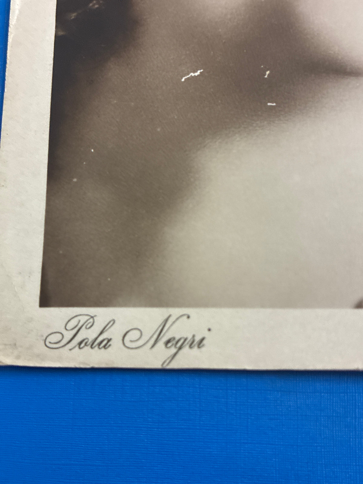 Rara cartolina d'epoca da collezione con ritratto fotografico in primo piano della celebre diva del cinema muto Pola Negri edita da Edizioni A. Pastore per la Film Paramount.