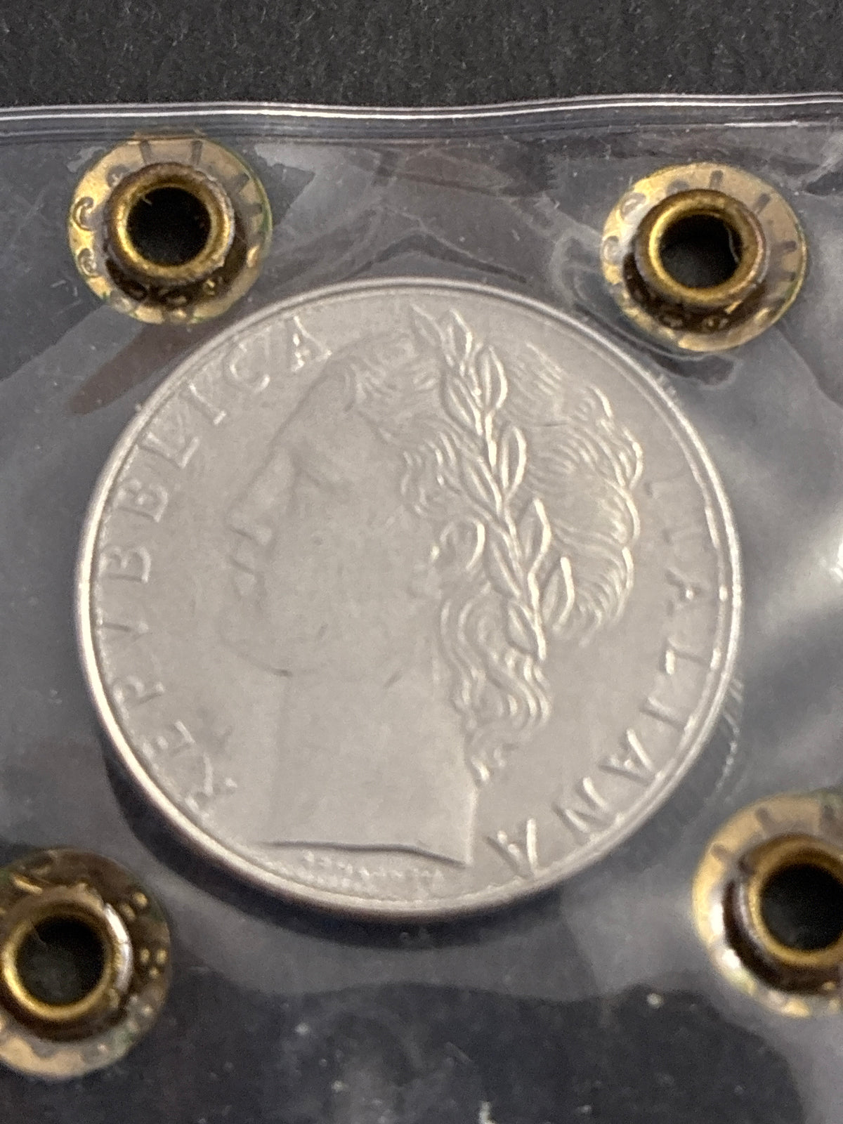 100 Lire 1985 Minerva Rara con Riga di Metallo in Rilievo prima della Data Periziata Q.FDC
