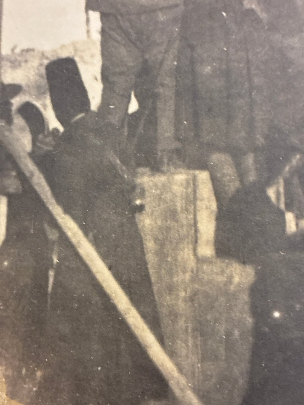 Cartolina fotografica d'epoca coloniale con scena di impiccagione pubblica in Libia e militari italiani di guardia.