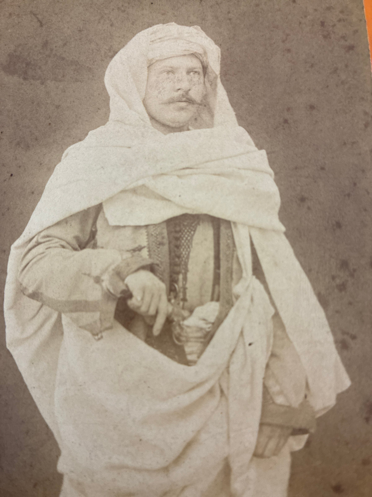 Antica fotografia Carte de Visite CDV uomo in costume tradizionale arabo Tunisia fine 800 firmata J Garrigues photographe de SA Le Bey de Tunis