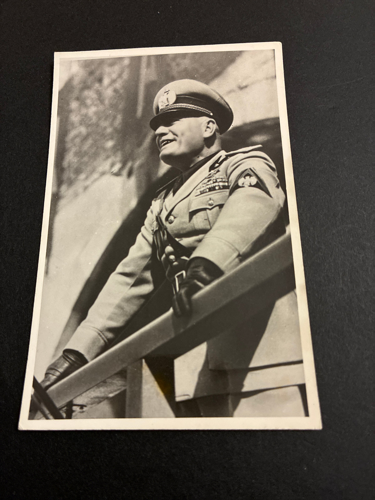 Foto d'Epoca Benito Mussolini in Uniforme con Dedica Commemorativa Manoscritta