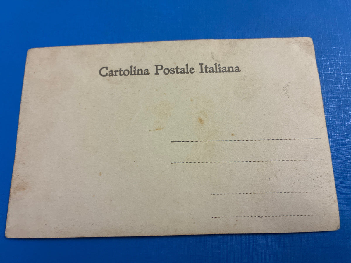 Cartolina postale italiana d'epoca coloniale con soldati e ufficiali del Regio Esercito in posa davanti a un baraccamento militare in legno.