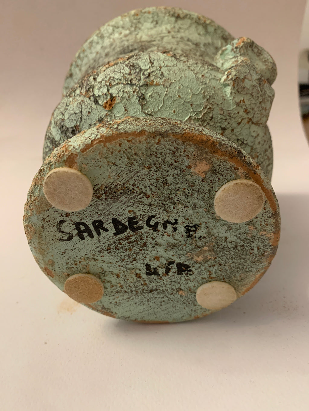 Vaso urna in ceramica artigianale sarda effetto antico "Sardegna" con manici.