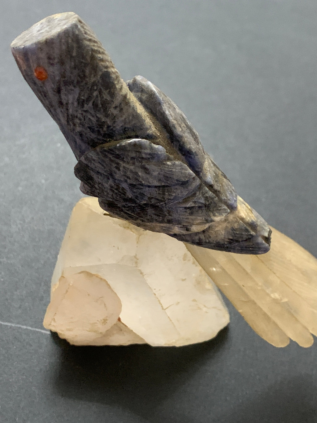 Scultura Uccello in Pietra Dura (Sodalite/Quarzo) su Base di Cristallo di Quarzo Naturale - Vintage