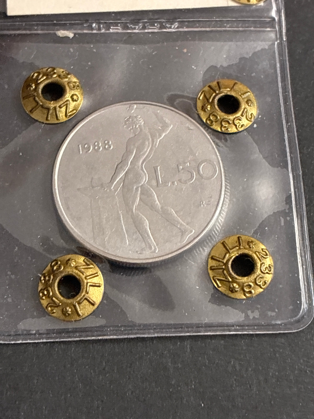 50 Lire Vulcano del '88 Periziata con Errore di Conio Slittamento del Tondello sui Nr della Data a Sx
