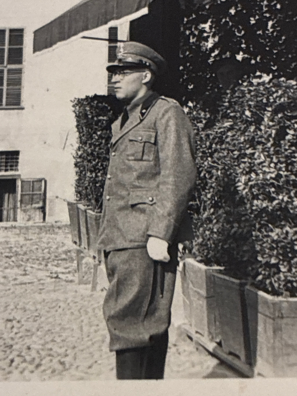 Foto Unica e Inedita WW2 - Ufficiale della Regia Guardia di Finanza con Cartello Propaganda Viva le Fiamme Gialle
