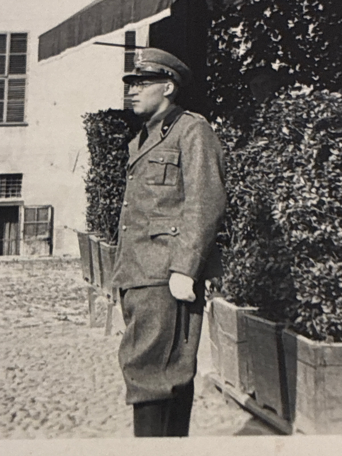 Foto Unica e Inedita WW2 - Ufficiale della Regia Guardia di Finanza con Cartello Propaganda Viva le Fiamme Gialle