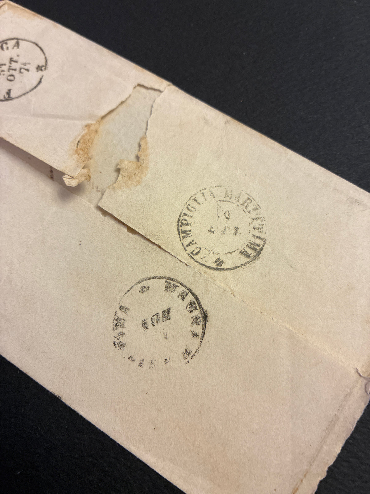 Busta Storia Postale 1874 Regno D'Italia Vittorio Emanuele II Francobollo 20 Centesimi Azzurro Annullo Numerale A Punti Timbri Retro Campiglia Marittima E Follonica Da Collezione