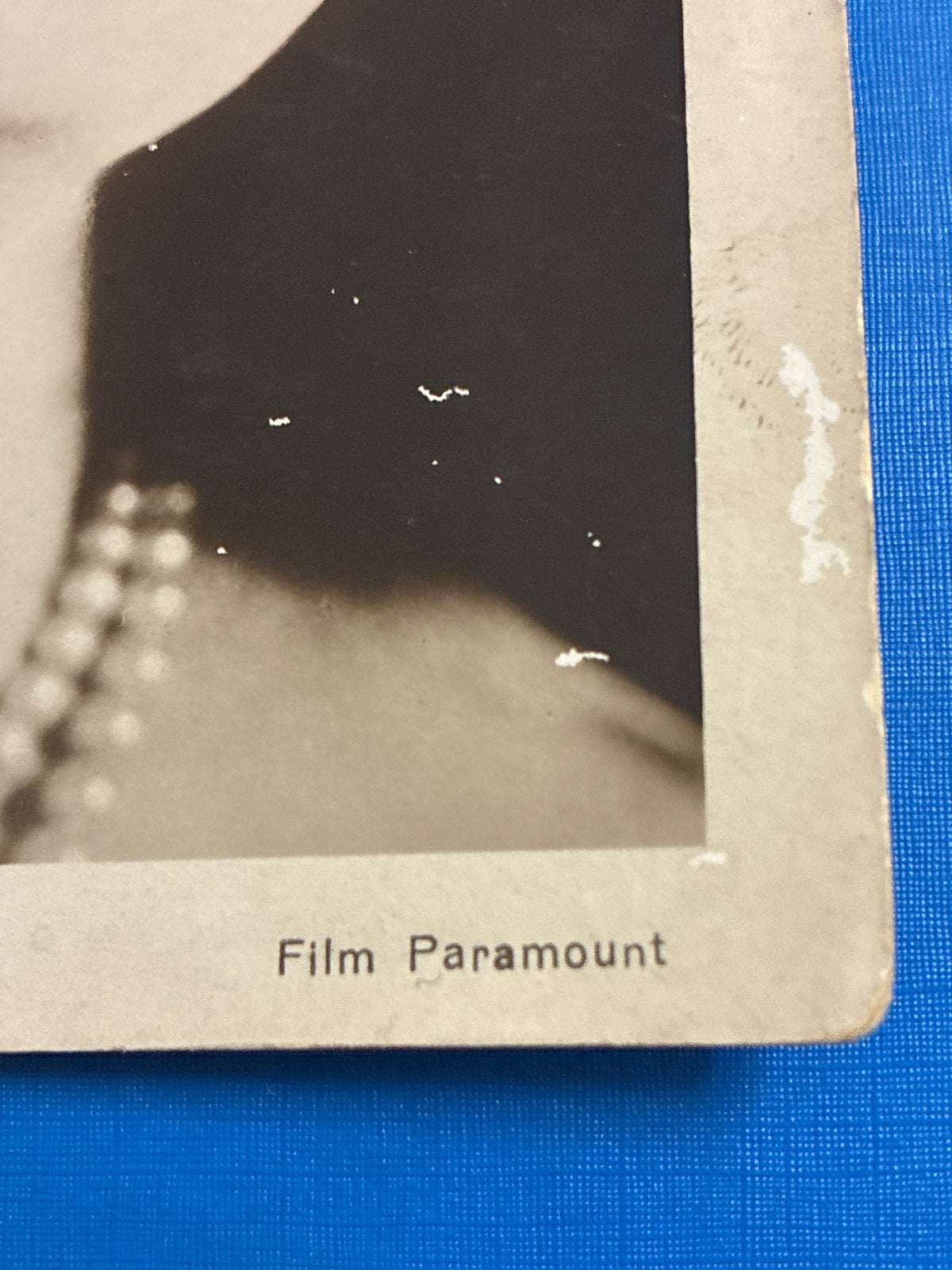 Rara cartolina d'epoca da collezione con ritratto fotografico in primo piano della celebre diva del cinema muto Pola Negri edita da Edizioni A. Pastore per la Film Paramount.