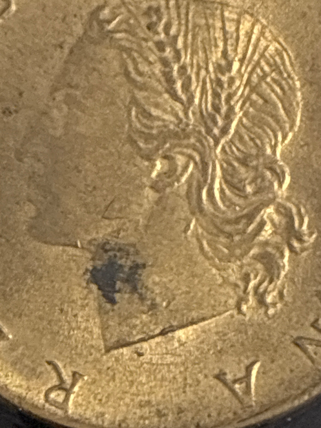 Moneta 20 Lire 1981 con errore di conio (1/2 luna sotto il collo) in oblò collezionistico.