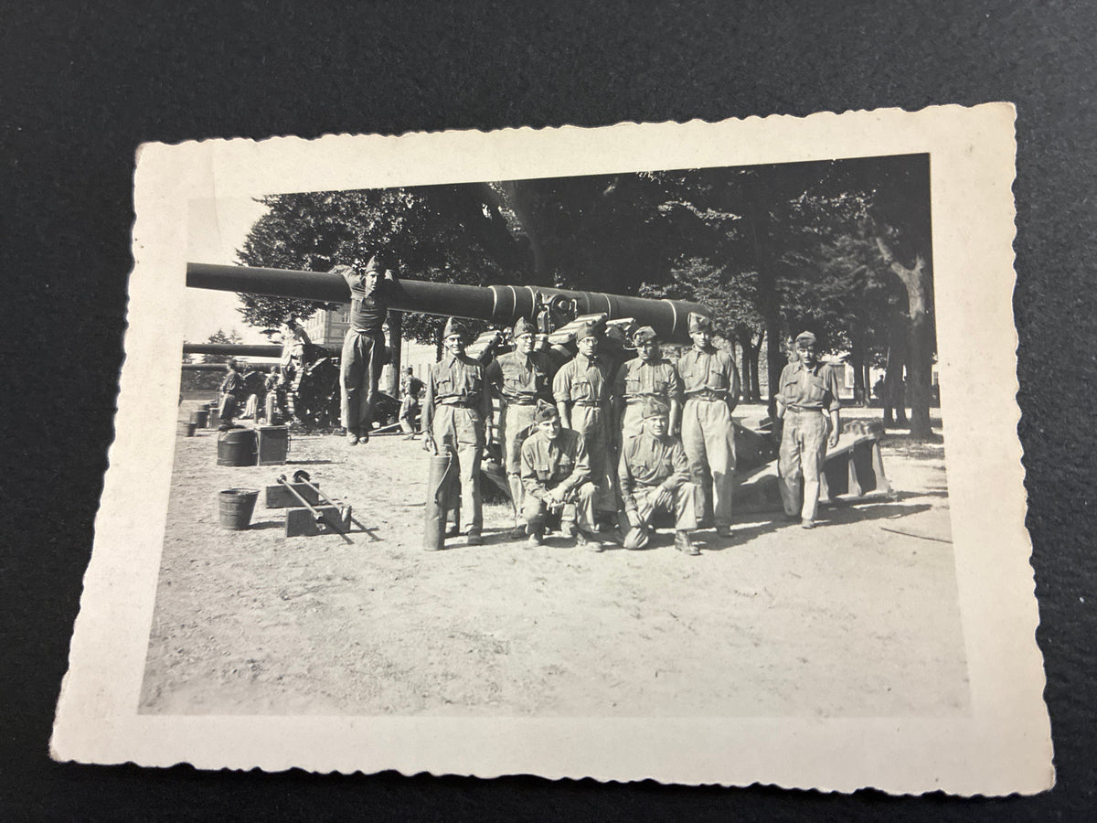 Serventi del Regio Esercito in posa con Cannone da 149/40 Mod. 1935 durante le Grandi Manovre