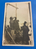 Cartolina fotografica d'epoca coloniale con scena di impiccagione pubblica in Libia e militari italiani di guardia.