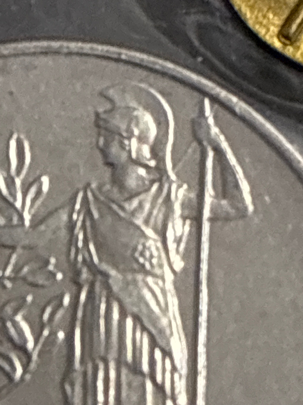 Moneta da 100 Lire 1992 Periziata Zilli - Errore di Conio: I Nr 99 Chiusi e Riga di Metallo in Rilievo Obliqua FDC