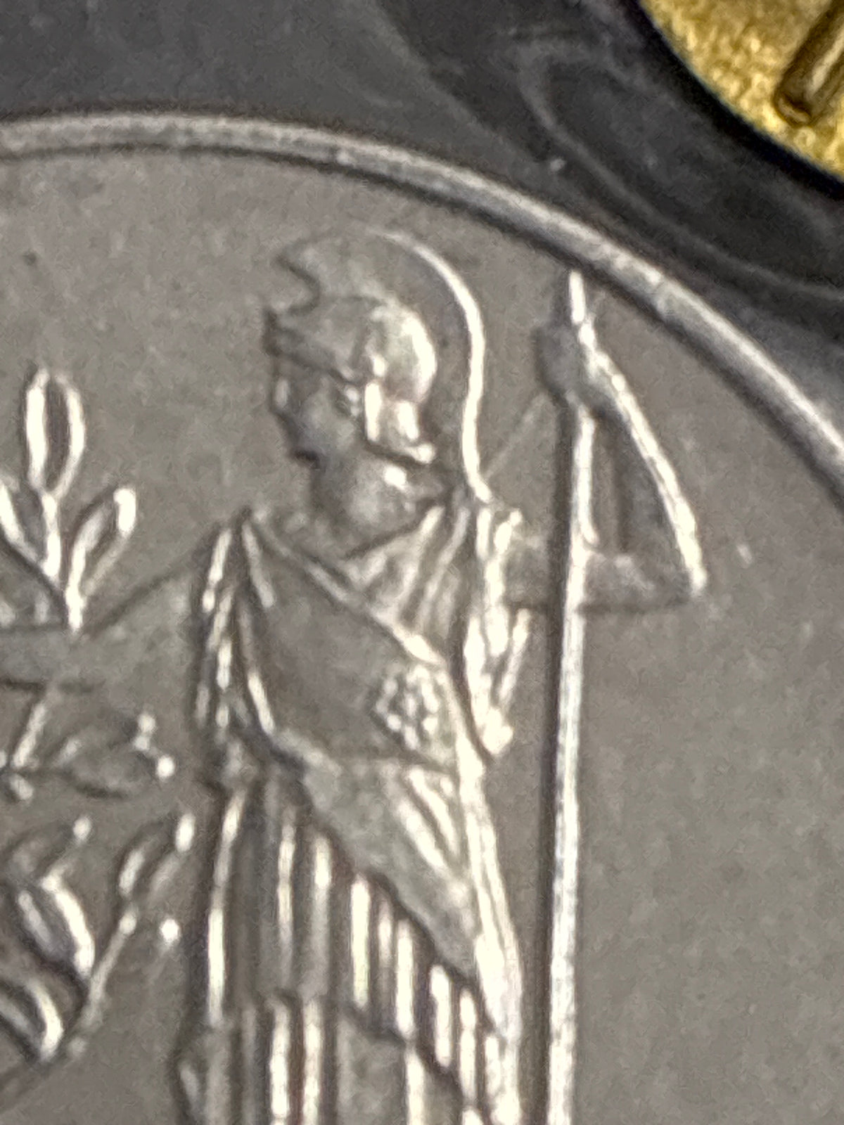 Moneta da 100 Lire 1992 Periziata Zilli - Errore di Conio: I Nr 99 Chiusi e Riga di Metallo in Rilievo Obliqua FDC