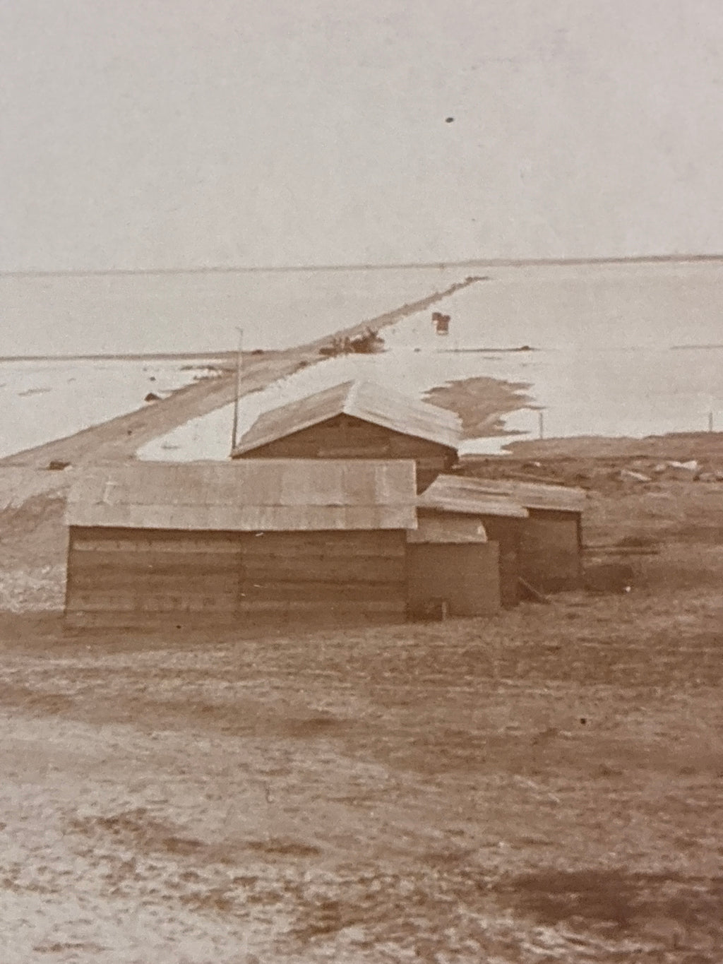 Baracche del Genio Lagunari e pontile d'epoca in una stazione costiera