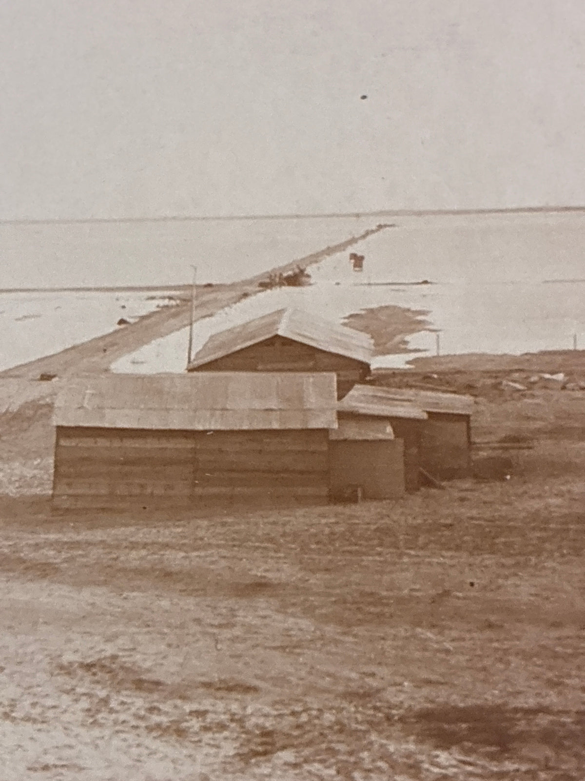 Baracche del Genio Lagunari e pontile d'epoca in una stazione costiera