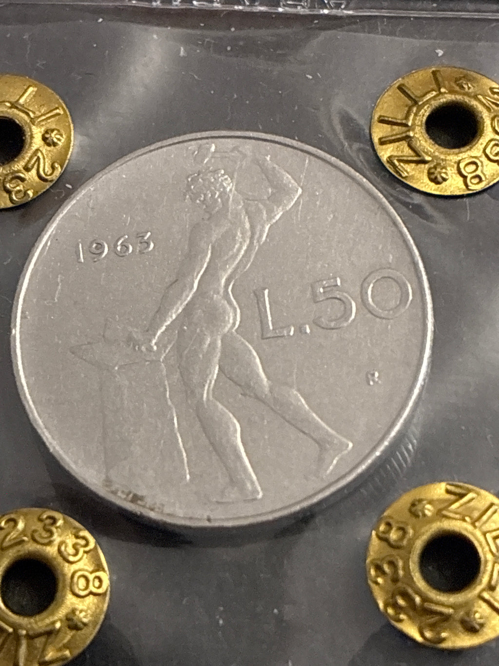 Moneta da 50 Lire 1963 Periziata Zilli - Errore di Conio: Riga di Metallo in Rilievo Verticale dal Bordo ai Capelli BB