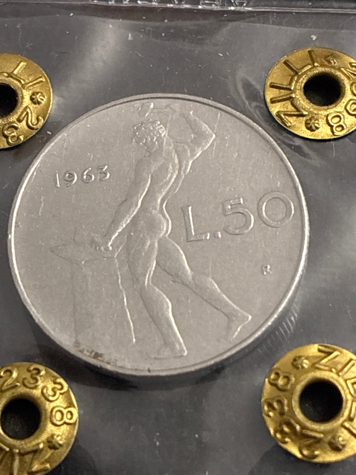 Moneta da 50 Lire 1963 Periziata Zilli - Errore di Conio: Riga di Metallo in Rilievo Verticale dal Bordo ai Capelli BB