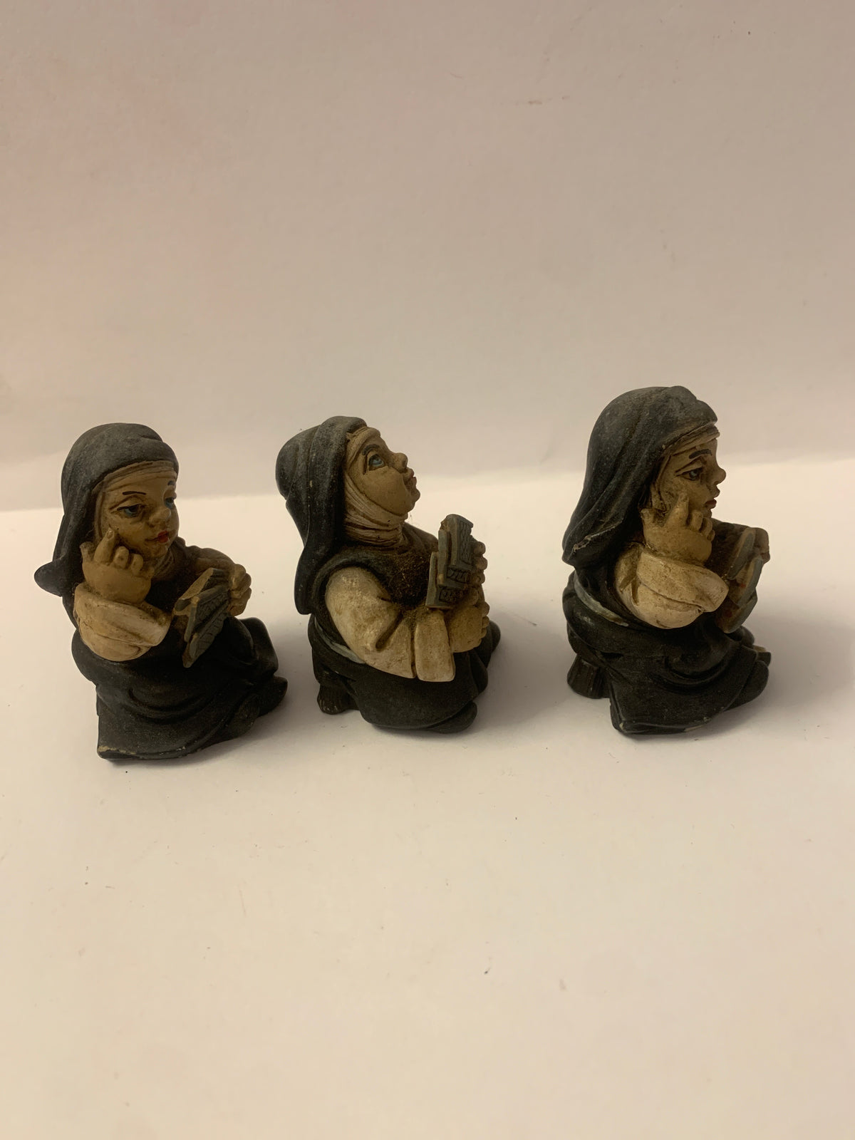 Set di 3 Statuette Vintage "Suore che Giocano a Carte"