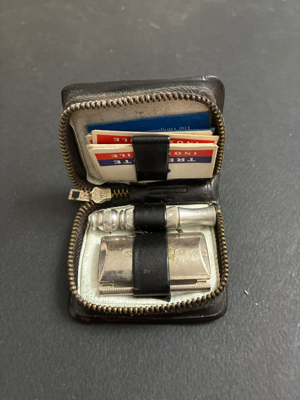 Kit da barba tascabile vintage Esercito Italiano – Rasoio di sicurezza e lamette "Tre Teste" (Anni '60/'70)