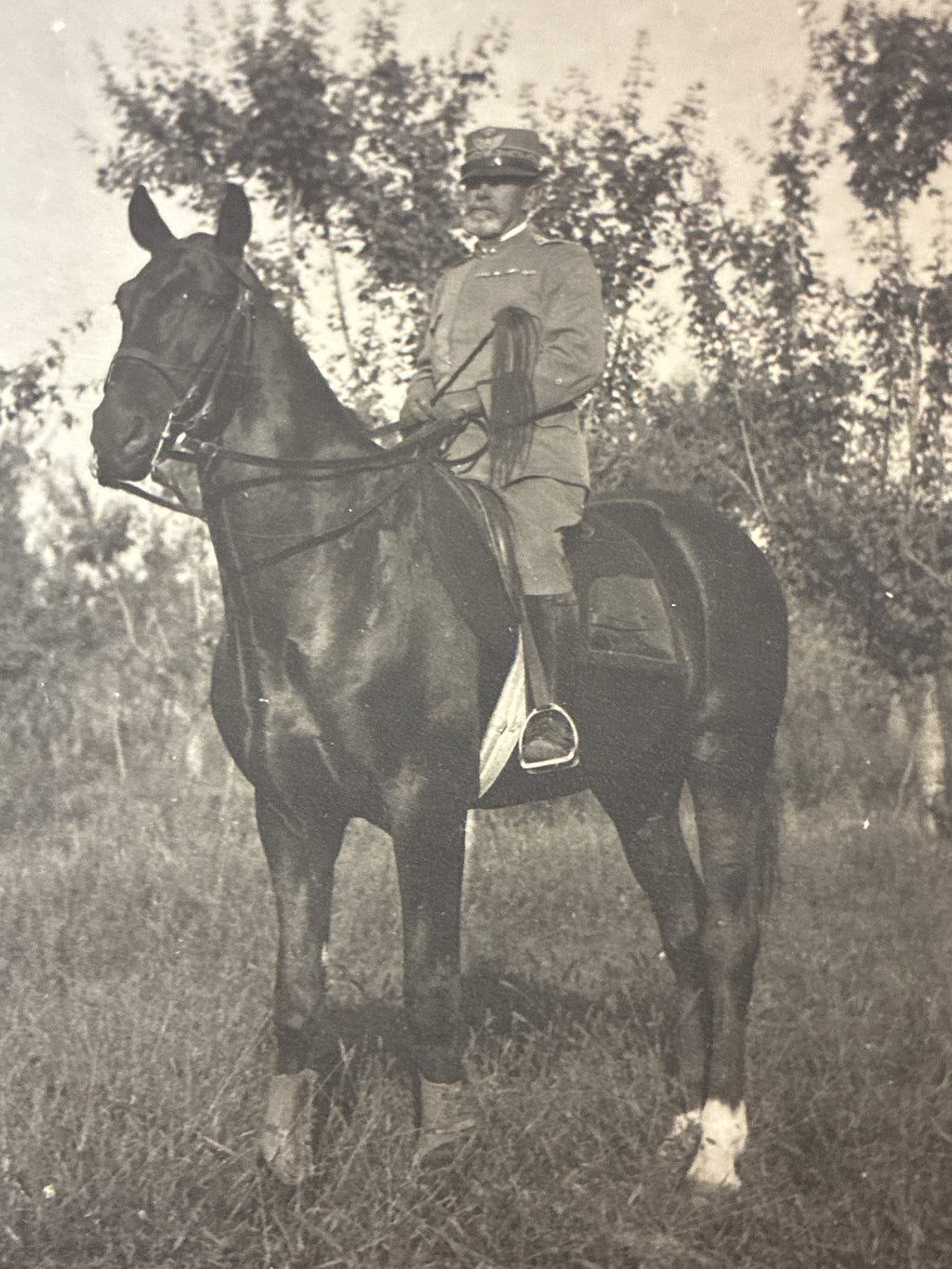 S.A.R. Emanuele Filiberto di Savoia-Aosta, il "Duca Invitto", a cavallo in prima linea – Rara fotografia originale d'epoca sviluppata al fronte