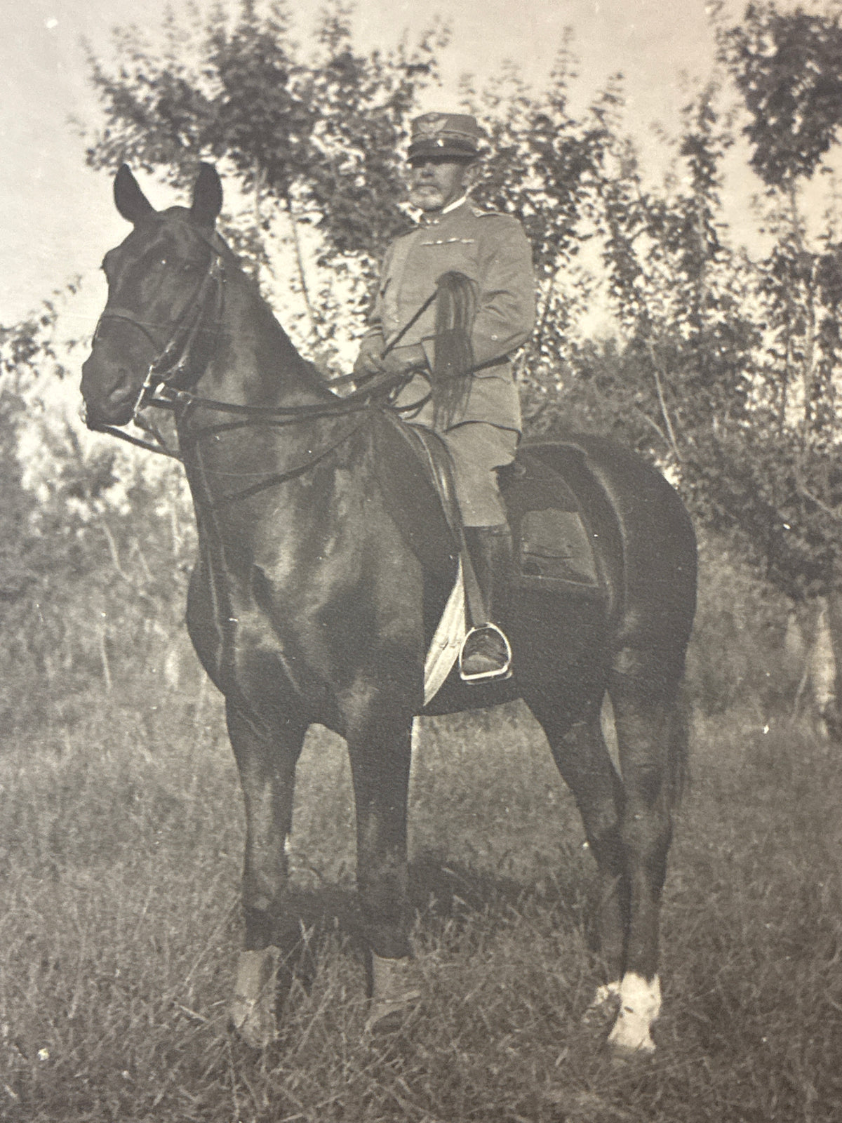 S.A.R. Emanuele Filiberto di Savoia-Aosta, il "Duca Invitto", a cavallo in prima linea – Rara fotografia originale d'epoca sviluppata al fronte