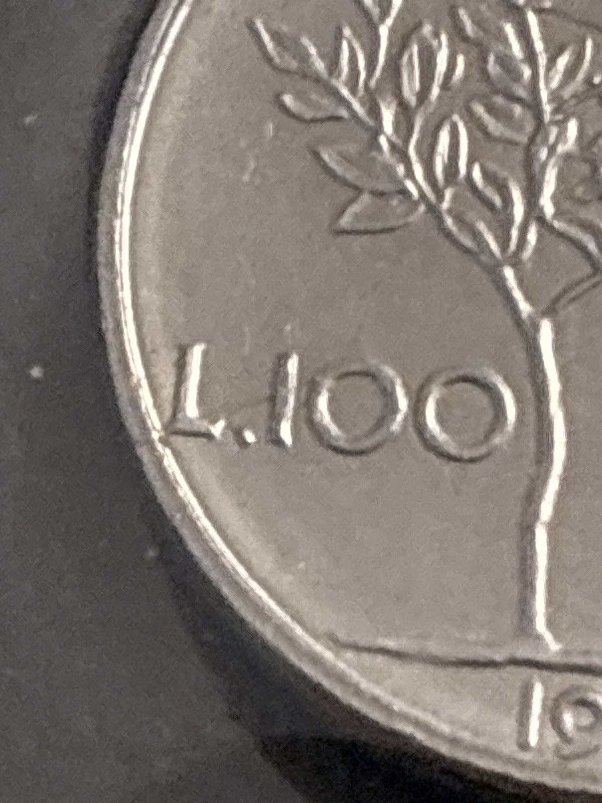 Moneta da 100 Lire 1992 Periziata Zilli - Errore di Conio: I Nr 99 Chiusi e Riga di Metallo in Rilievo Obliqua