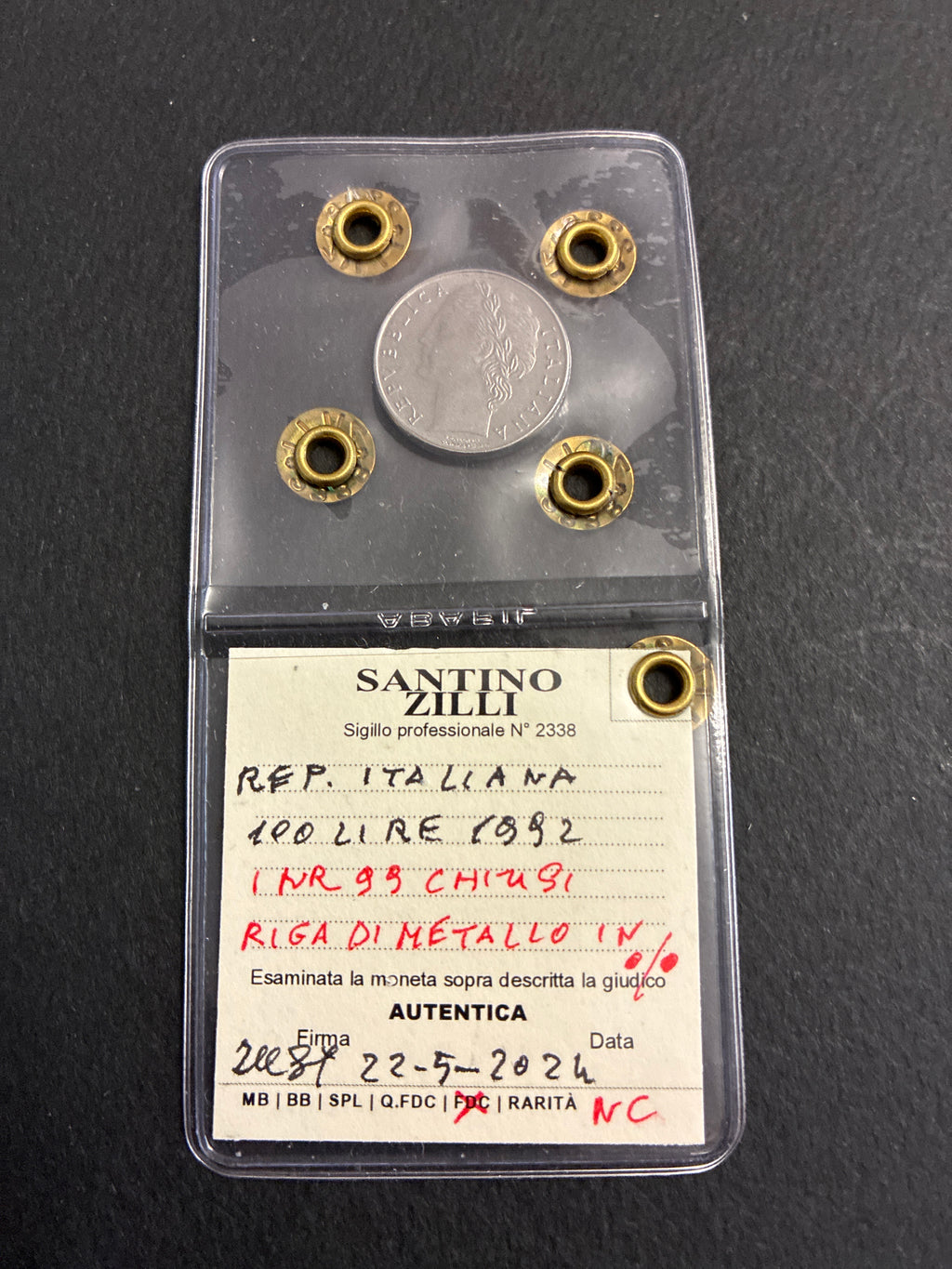 Moneta da 100 Lire 1992 Periziata Zilli - Errore di Conio: I Nr 99 Chiusi e Riga di Metallo in Rilievo Orizzontale FDC
