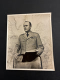 Foto d'epoca stampa militare NATO 1952 Generale Alfred Gruenther braccio destro Eisenhower mappa Patto Atlantico SHAPE originale 20x25 cm