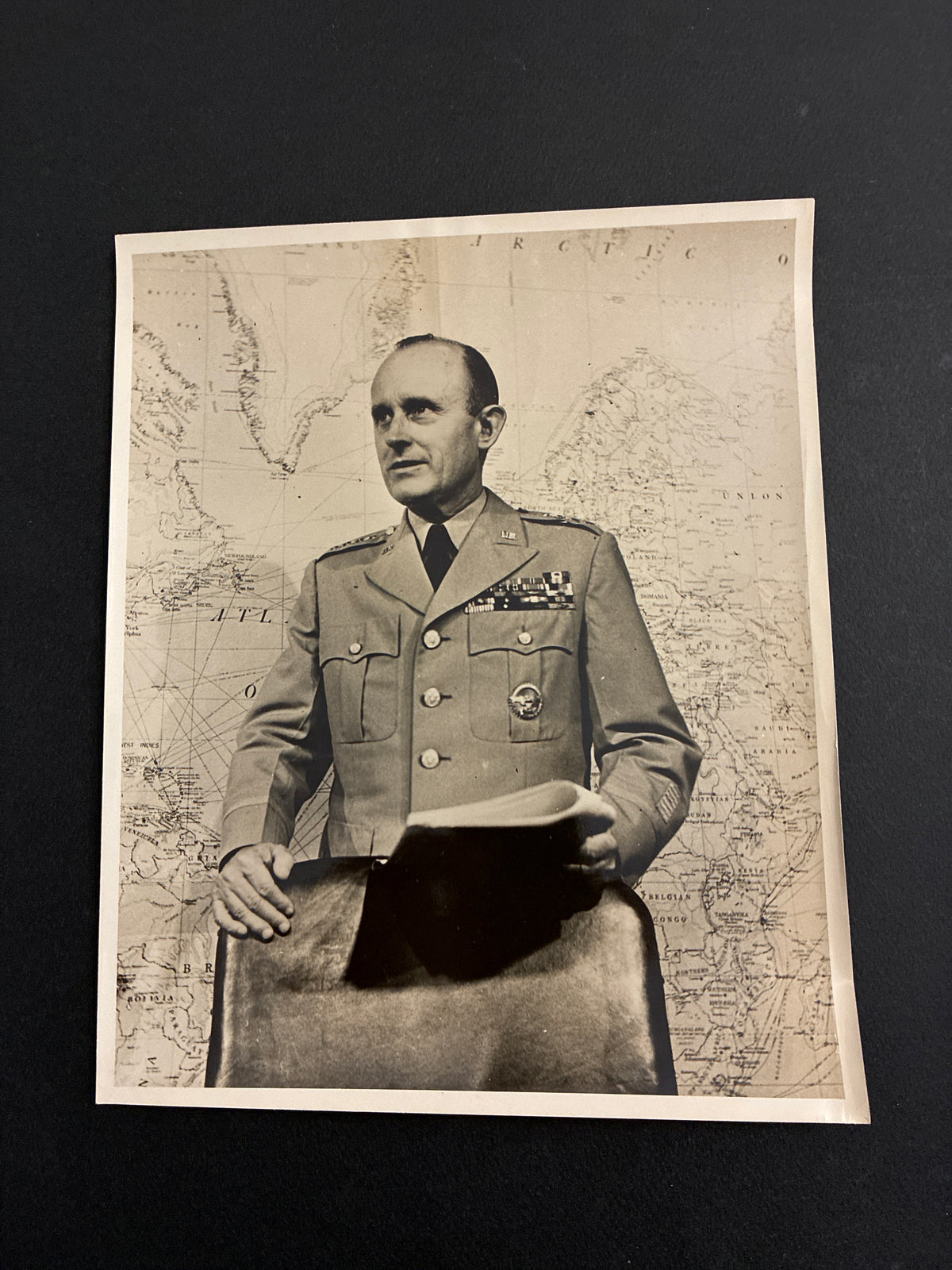 Foto d'epoca stampa militare NATO 1952 Generale Alfred Gruenther braccio destro Eisenhower mappa Patto Atlantico SHAPE originale 20x25 cm