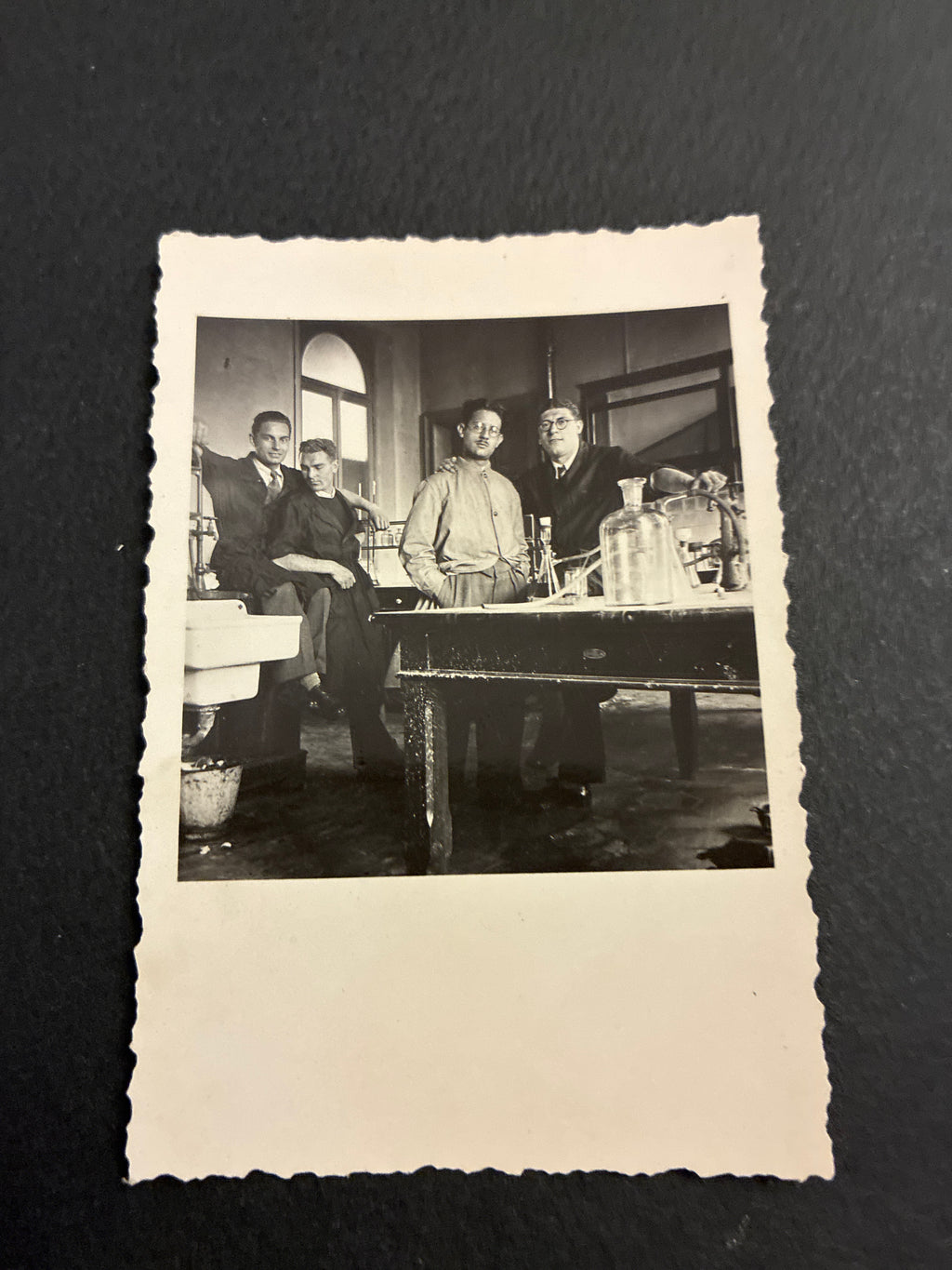 FOTO EPOCA 1936 LABORATORIO DI CHIMICA ORGANICA CON CARLO DABALÀ IN UNIVERSITÀ
