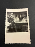 FOTO EPOCA 1936 LABORATORIO DI CHIMICA ORGANICA CON CARLO DABALÀ IN UNIVERSITÀ