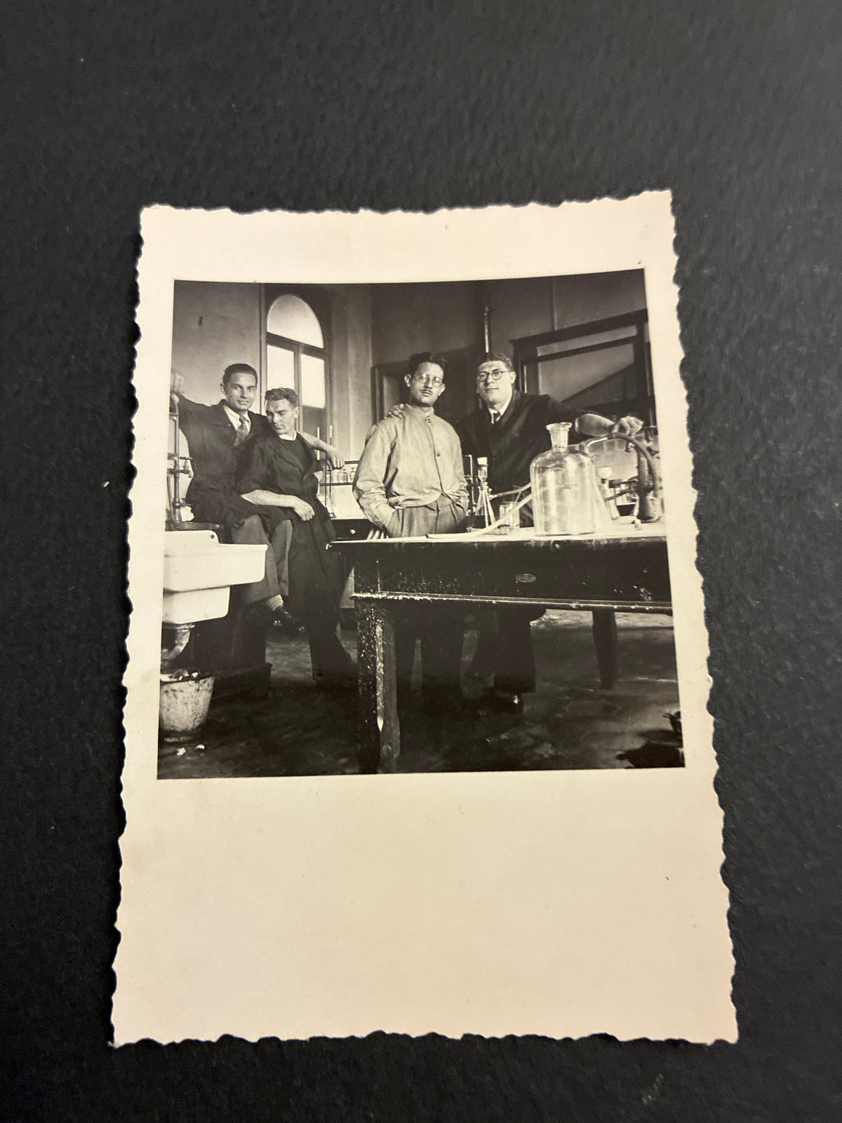 FOTO EPOCA 1936 LABORATORIO DI CHIMICA ORGANICA CON CARLO DABALÀ IN UNIVERSITÀ