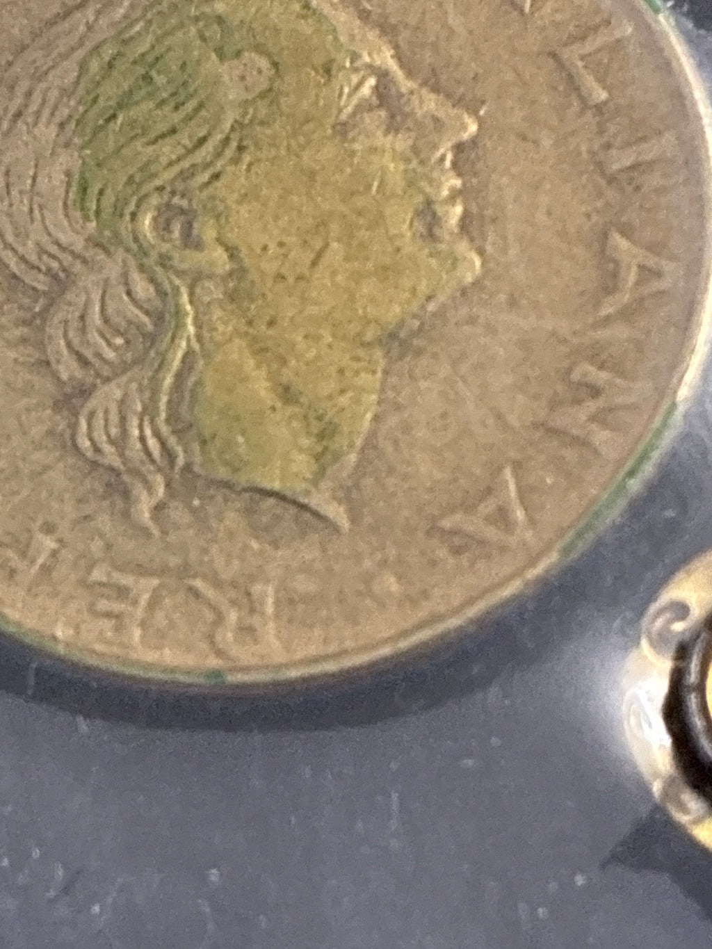 200 Lire 1977 "Lavoro" Errore Mezzaluna Incusa Sotto il Collo in Perizia