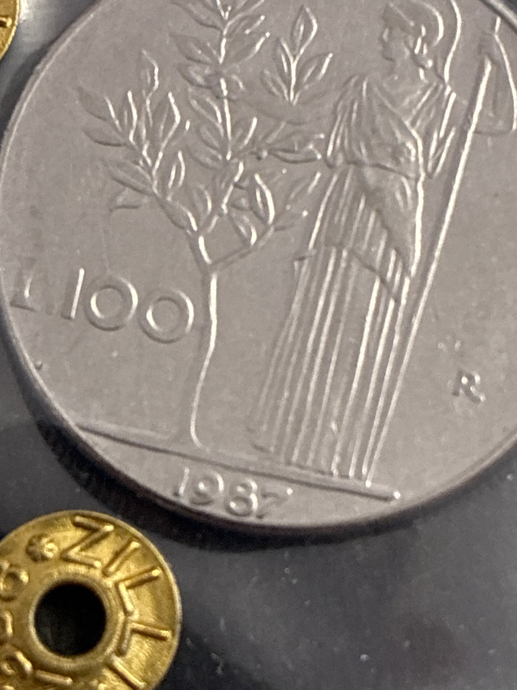 Moneta periziata da 100 Lire 1987 Minerva - Variante di conio "Il nr 7 a uncino" (Gigante 124a) - Grado BB / NC