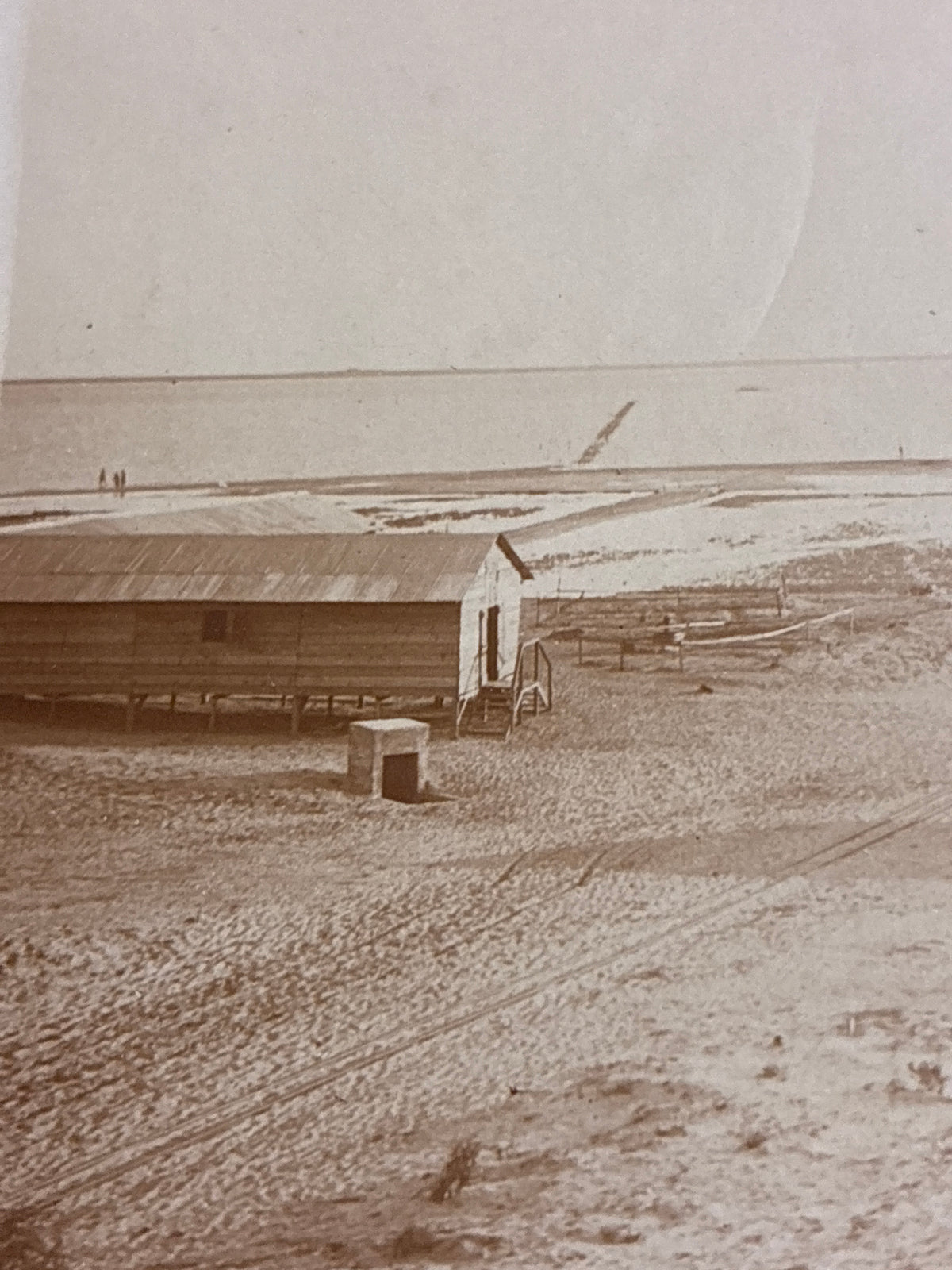 Baracche del Genio Lagunari e pontile d'epoca in una stazione costiera