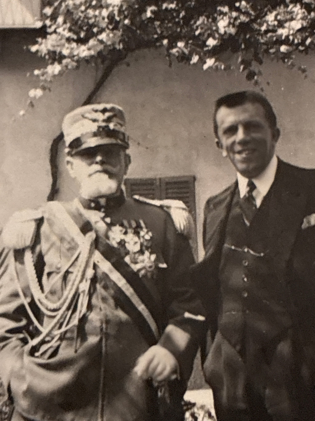 S.A.R. il Duca d'Aosta in alta uniforme da Generale con il padre di Carlo Badalà a Piazza Roma – Fotografia d'archivio originale su carta Agfa Lupex (Giugno 1933)