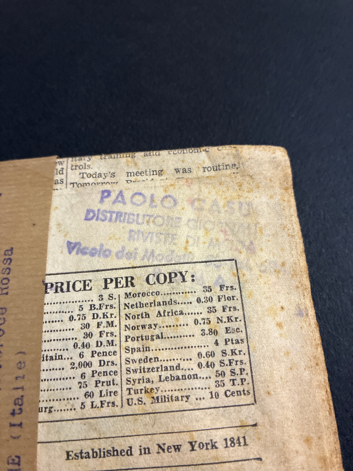 Fascetta postale del 1952 del New York Herald Tribune (Ediz. Europea) con eventi storici su Eisenhower e la Crisi Francese (Auriol) e francobollo "Italia al Lavoro" da 5 Lire