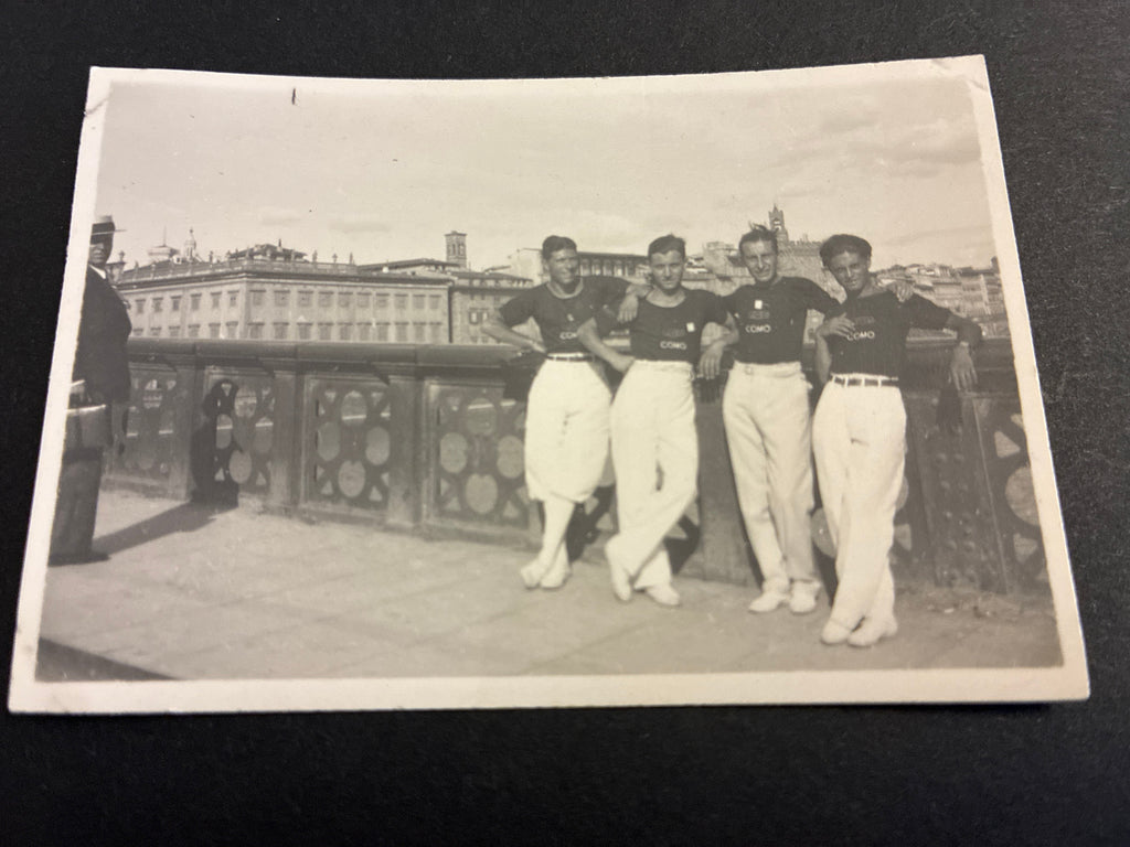 Foto Unica e Inedita Ventennio Fascista - Atleti della F.G.C. Como in Trasferta a Firenze sul Ponte sull'Arno