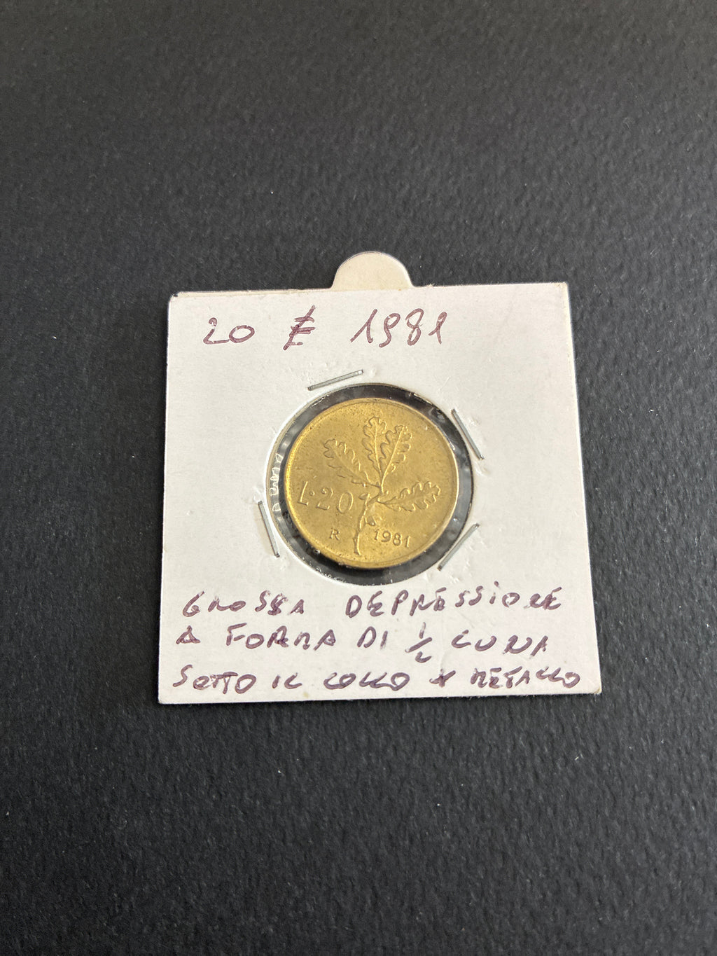 Moneta 20 Lire 1981 con errore di conio (1/2 luna sotto il collo) in oblò collezionistico.