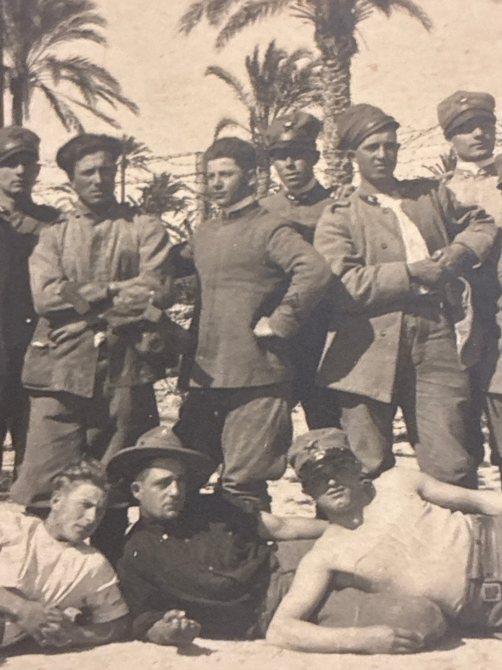 Foto ricordo di soldati del Regio Esercito nell'oasi libica