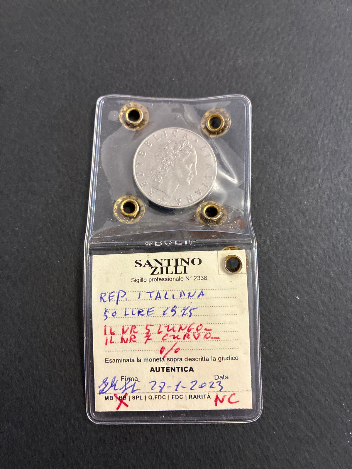50 Lire 1975 "Vulcano" Variante Cifre Sottili ed Errore di Laminazione in Perizia BB