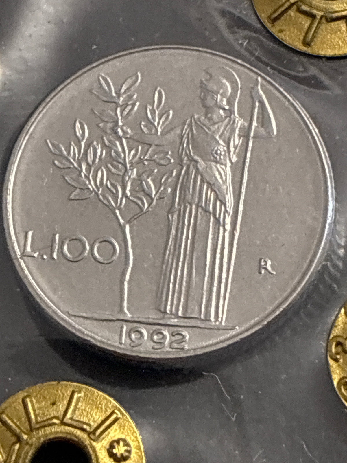 Moneta da 100 Lire 1992 Periziata Zilli - Errore di Conio: I Nr 99 Chiusi e Riga di Metallo in Rilievo Obliqua