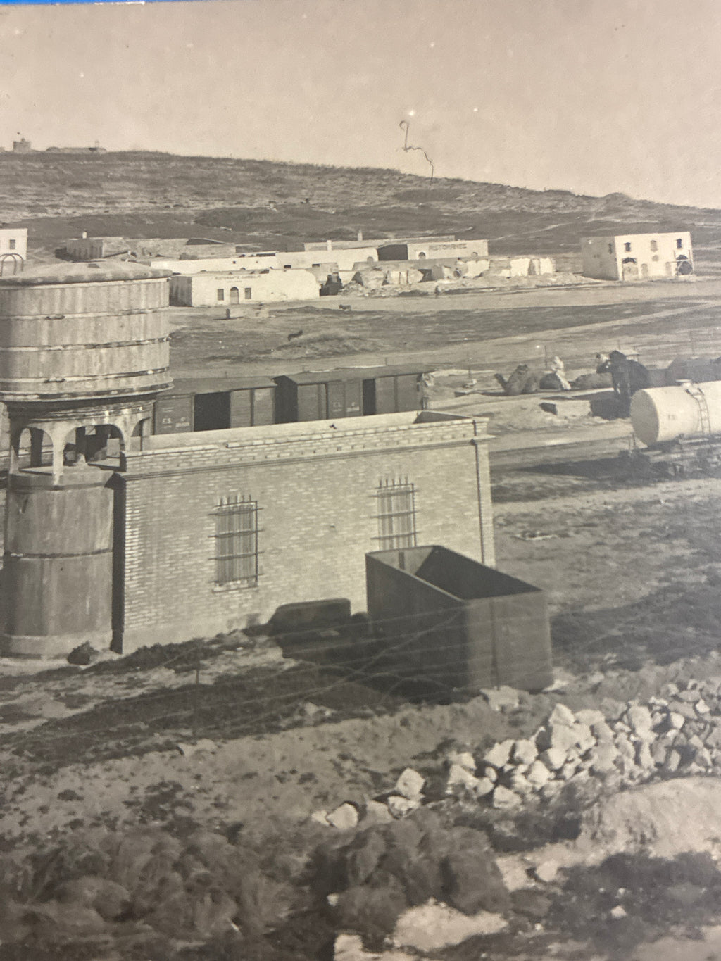 Cartolina postale italiana d'epoca coloniale con veduta dello scalo ferroviario e dei vagoni cisterna della ferrovia di Azizia in Libia